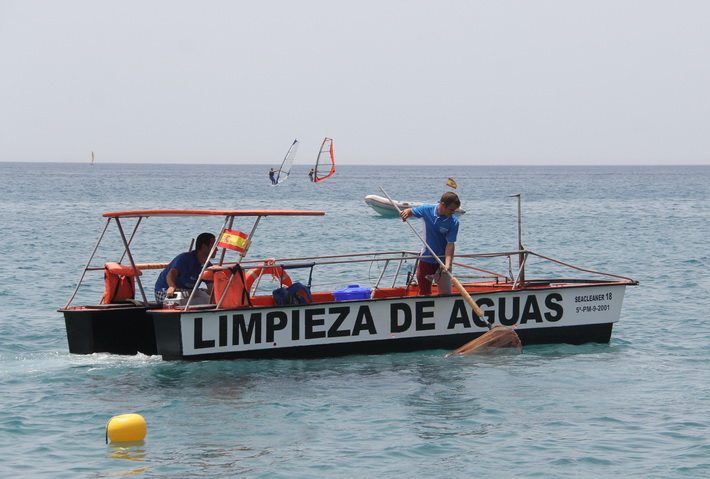 Las playas de Almucar cuentan desde esta semana con dos barcos de limpieza del agua del mar. 
